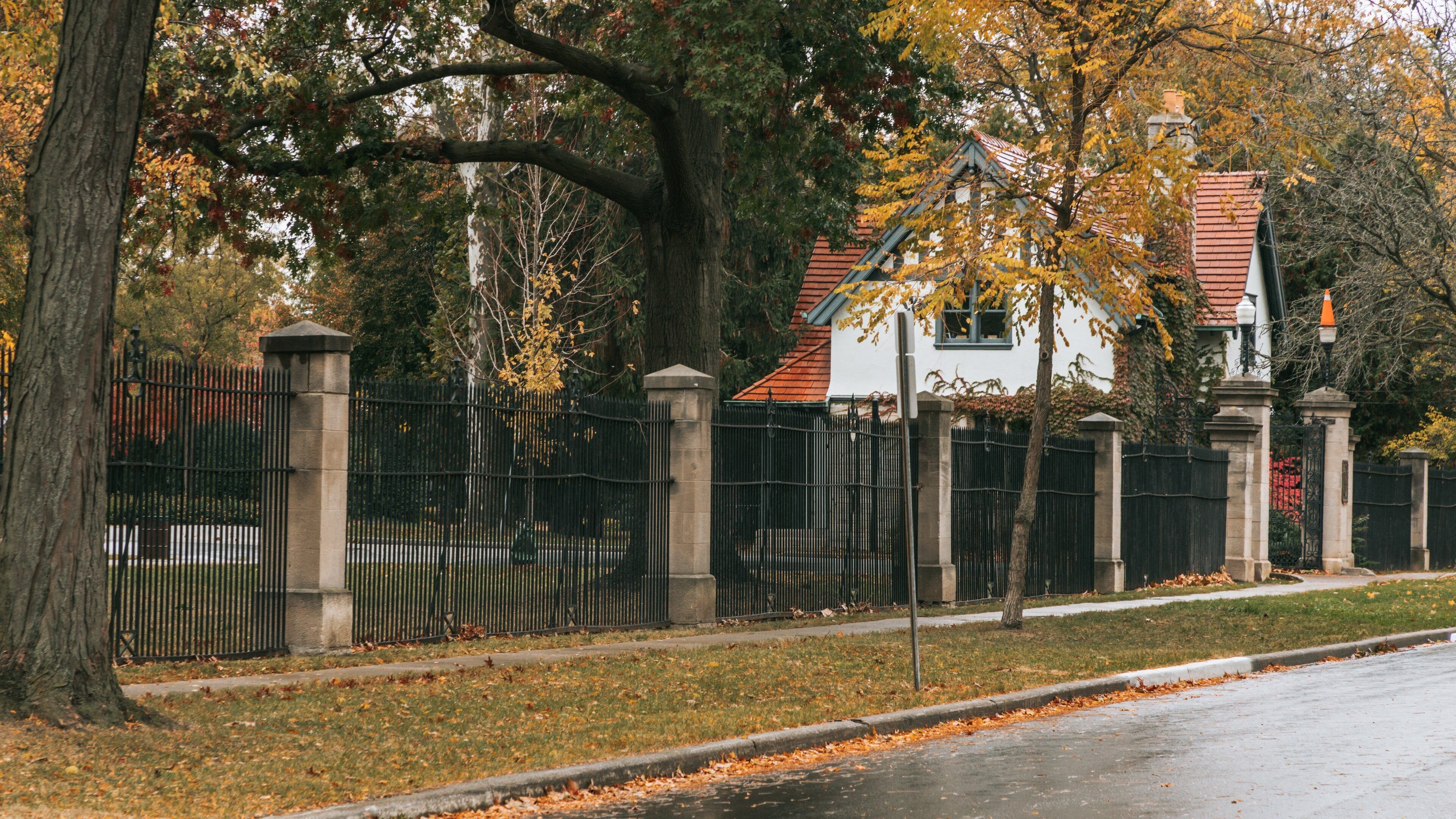 Willistead Park Trail Trailhead showing a small town or village, autumn leaves and a house