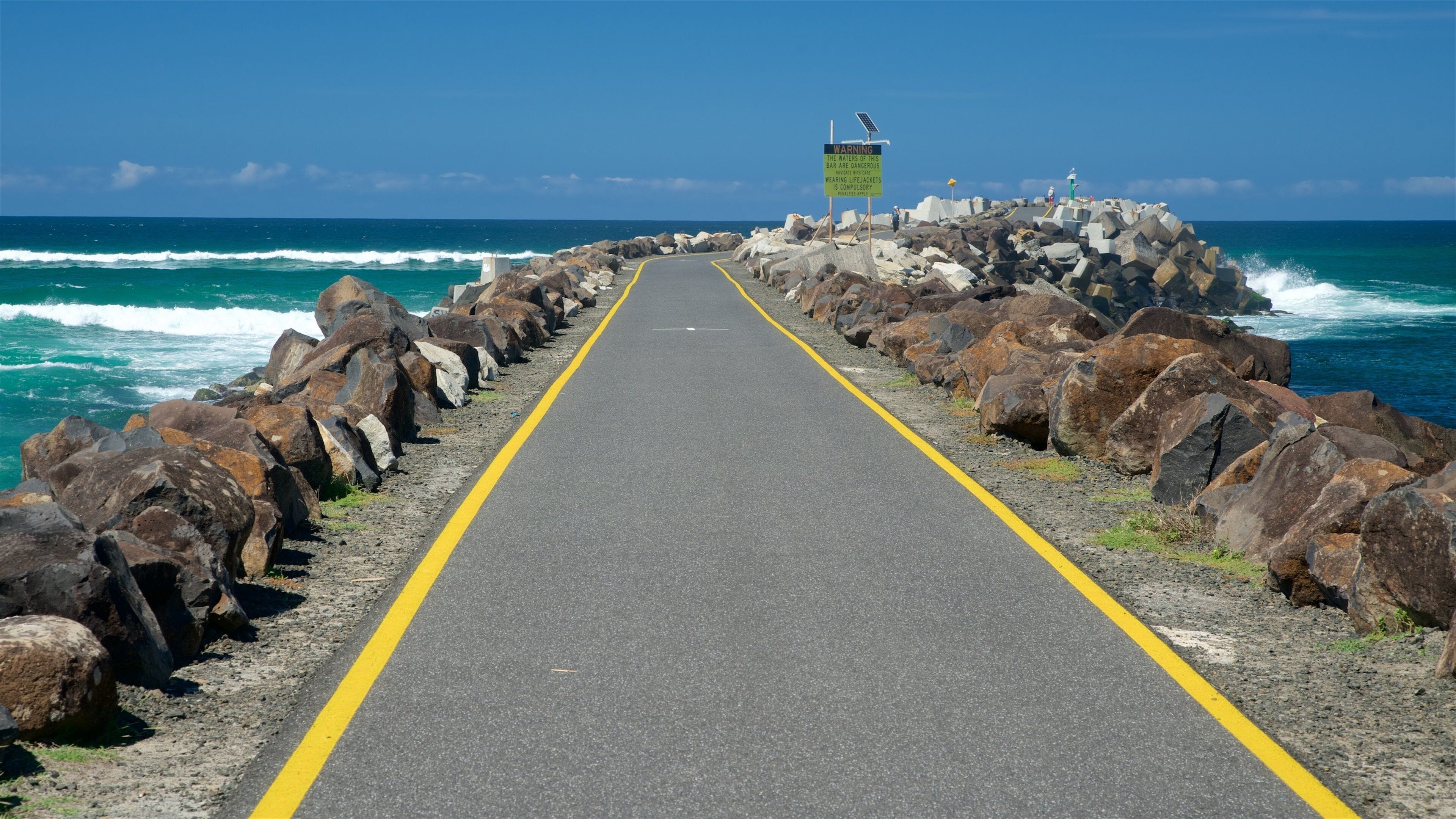 Ballina som viser bukt eller havn, klippelandskap og bølger