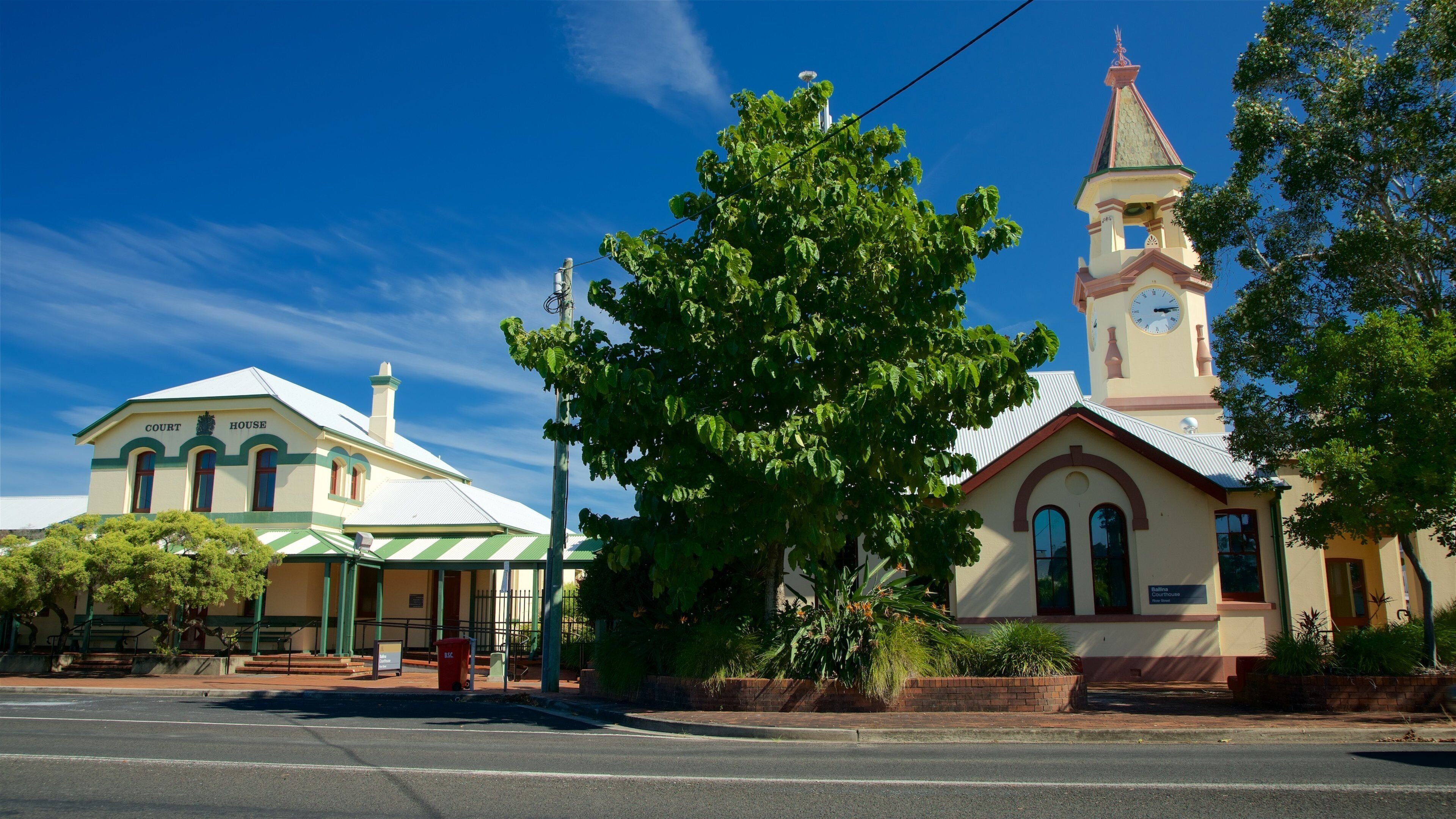 Ballina mostrando un edificio administrativo y imágenes de calles