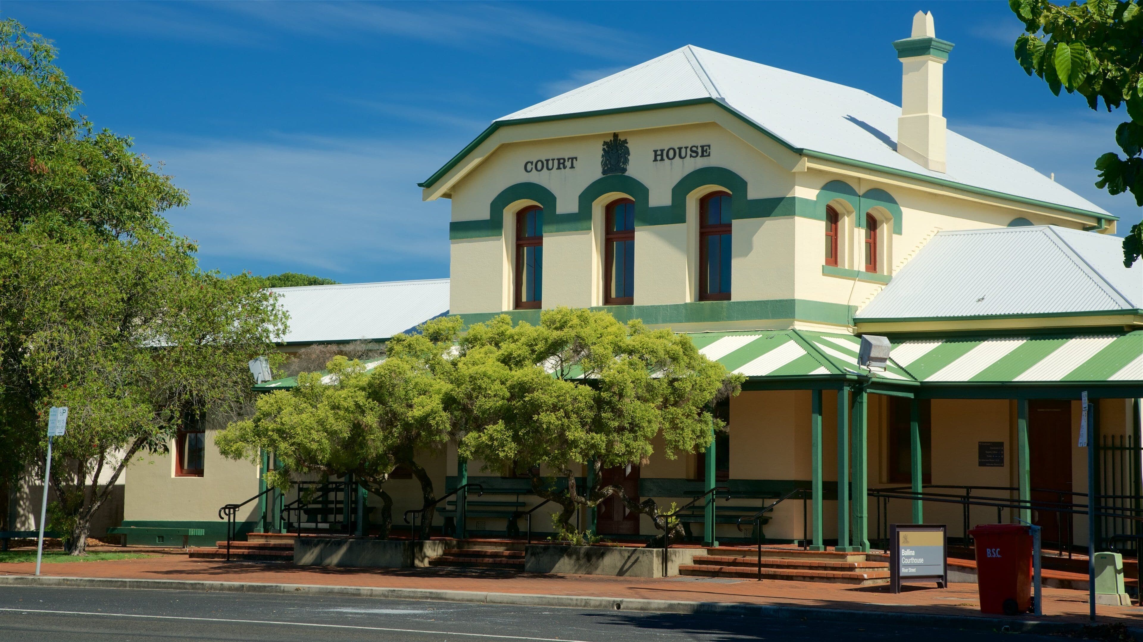 Ballina showing an administrative buidling and street scenes