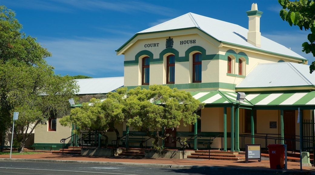 Ballina showing an administrative building and street scenes
