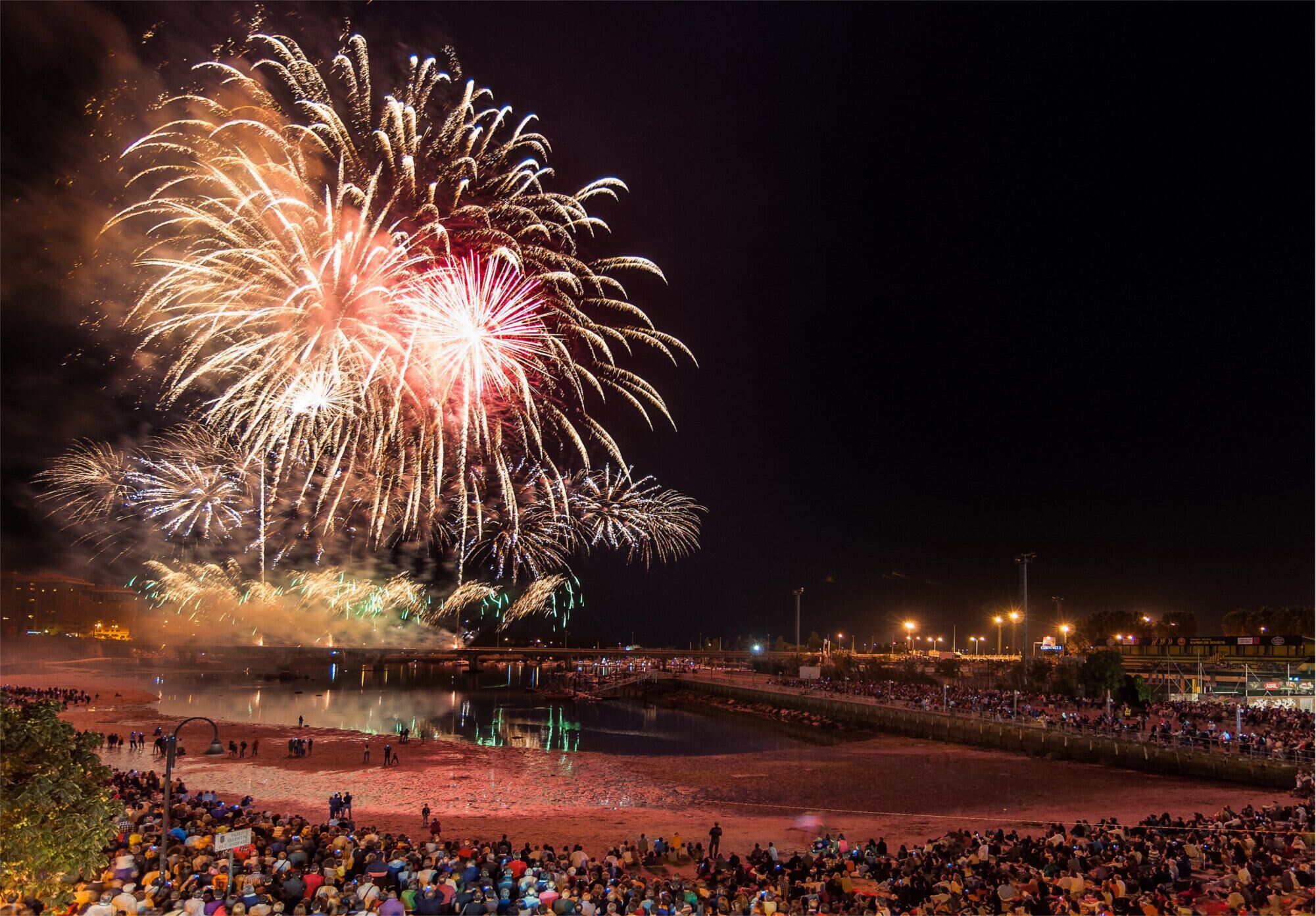 500px provided description: Imagen tomada durante la celebraci?n de las fiestas de Bouzas del a?o 2013, en Vigo, Galicia. [#Bouzas ,#Night ,#Galicia ,#Noche ,#Vigo ,#Fireworks ,#Luz ,#Fair ,#Fiestas ,#Fuegos Artificiales]