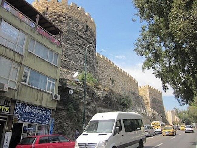 When histories collide ... this modern apartment butted up against a medieval turret, reminded me of a similar neighborhood in Florence.

https://davenotravels.blog/