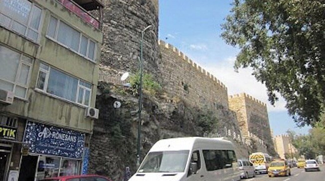 When histories collide ... this modern apartment butted up against a medieval turret, reminded me of a similar neighborhood in Florence.
https://davenotravels.blog/
