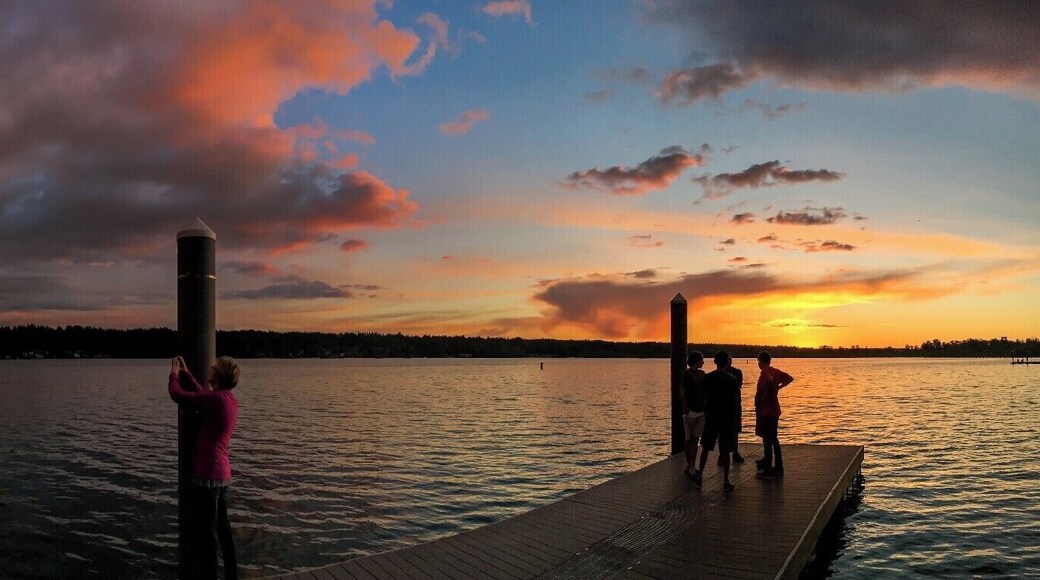 So one day I am driving to the gym and I can see in the distance red clouds and a beautiful rainbow, I greatly regret I didn't have my DSLR camera, but the iPhone did a great job. Samamish lake is perfect for a Sunday evening swim with your friends, clean and beautiful
#LifeAtExpedia