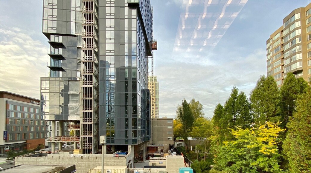 I’ve enjoyed watching this apartment (or condo? They’ll announce soon...) building grow for the past couple years. Hope some cool businesses move in on the first floor when it’s done! #architecture #trovember