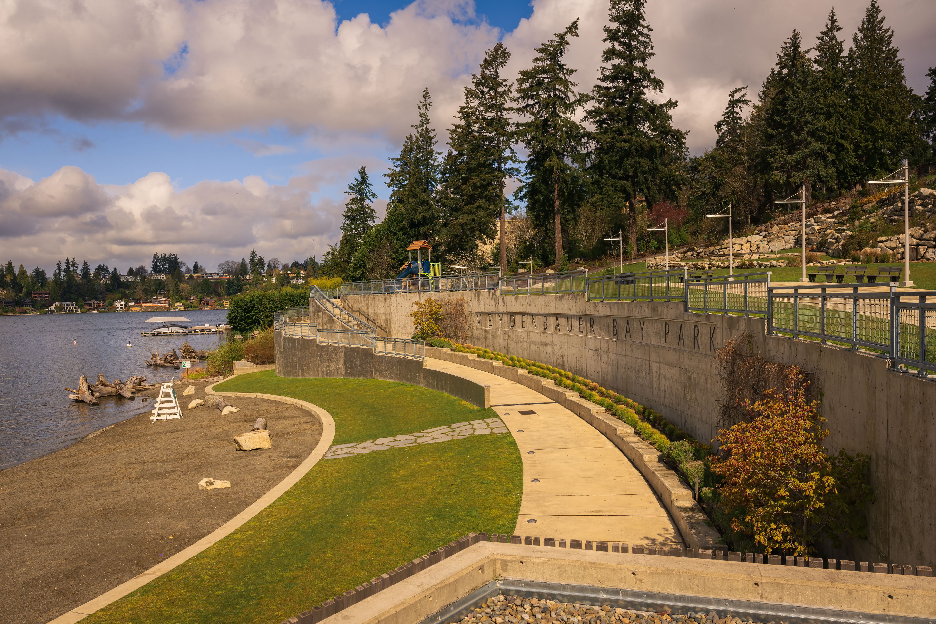 2023-04-19 MEYDENABUER BAY PARK WITH THE SHORELINE AND NICE CLOUDS IN THE CITY OF BELLEVUE WASHINGTON