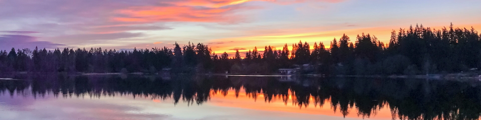 I have always been fond of this little park but this morning I completely fell in love with it. As I was driving to the gym, I saw the sky and sensed that it was going to be a beautiful sunrise. So instead, I decided to drive to this little park and go for a run. It sure did not disappoint!