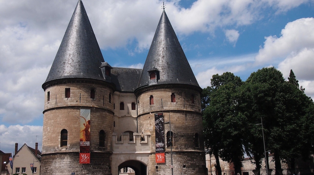 The entrance to the MUDO, which was once the residence of the bishops of Beauvais
