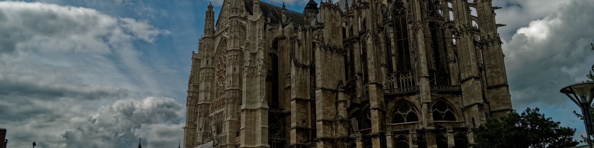 Beauvais - Rue Saint-Pierre - View NW on la Cathédrale Saint-Pierre de Beauvais - Height: 67,23 m