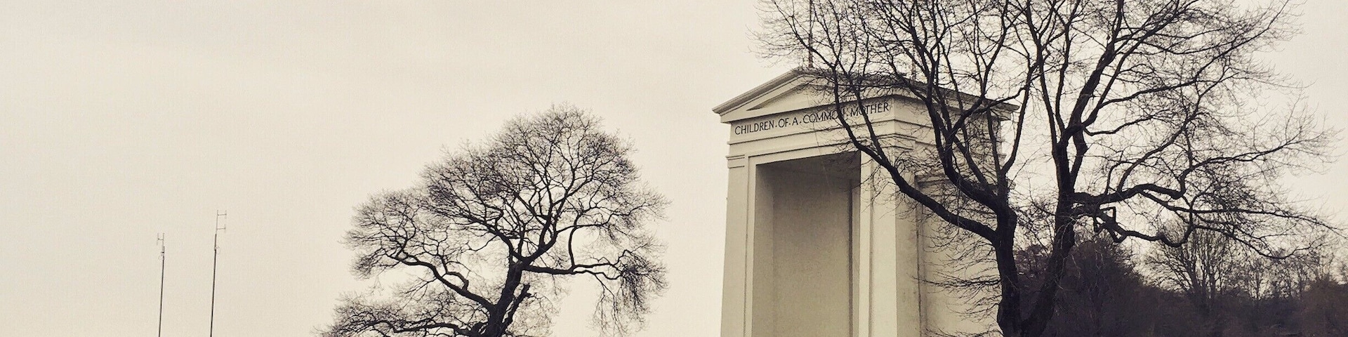 The Peace Arch, the only international gateway ever erected in the interest of peace among nations. Find this on the boundary between Blaine, Washington and Douglas, British Columbia. Captured this image from the car while waiting to cross the border into Canada.
#roadtrip
#lifeatexpedia