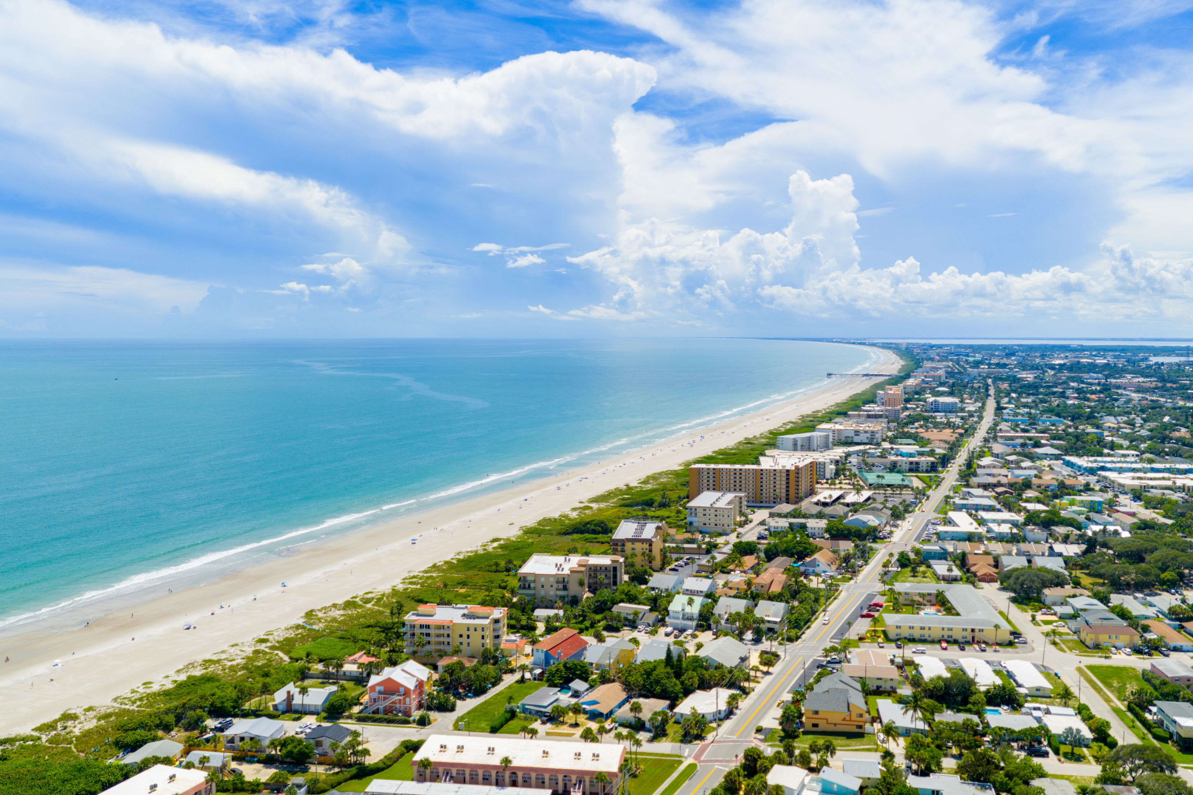 Un pueblo costero con playa, océano y zona residencial.