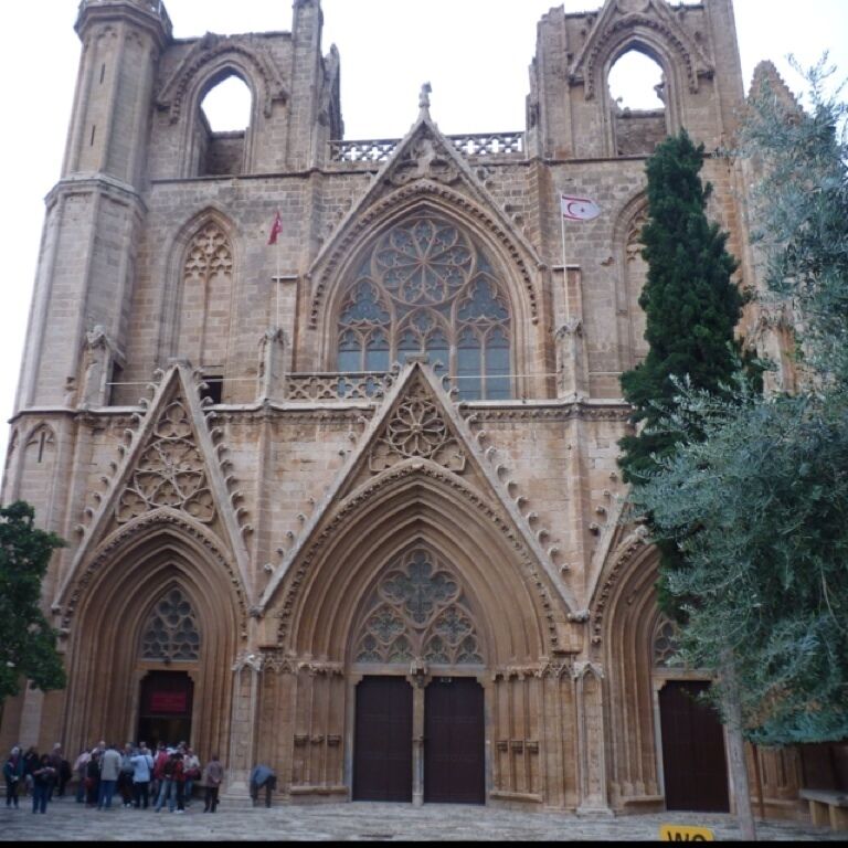 Eine gotische Kathedrale mit aufwendigen Steinmetzarbeiten und spitzbogigen Arkaden.