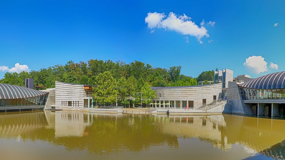 As stately and picturesque museum grounds as I've ever seen out in perhaps the most unexpected place...Arkansas. The permanent collection and grounds are worth the visit, but the temporary galleries put it over the top. A gem in middle America. I planned to stay 3 hours, but had to pry myself away at almost 5 hours. Could have spent the whole day there.