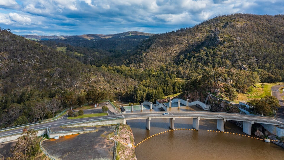 Lake Lyell showing tranquil scenes, a lake or waterhole and a river or creek