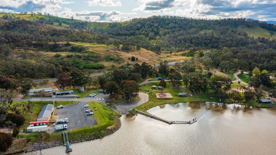 Lake Lyell showing a lake or waterhole, tranquil scenes and landscape views