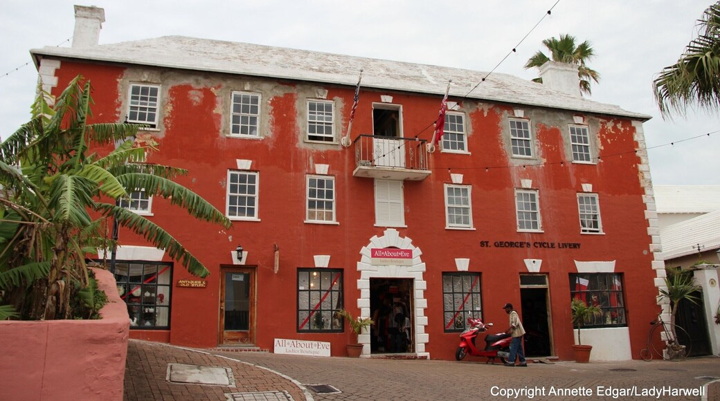 One of the typical Bermudian buildings on the Island of St. George's Bermuda near to the harbour with its beautiful boats and historic little alleyways, part of the islands which form Bermuda the gem in the middle of the Atlantic Ocean and a stone's throw away from New York 2 hrs by plane. Enjoy the beautiful beaches, flora and ocean, together with old English hospitality and the famous Rum Swizzle. A little bit of England with a Caribbean flavour. #urbanjungle One of the two only cities in Bermuda.