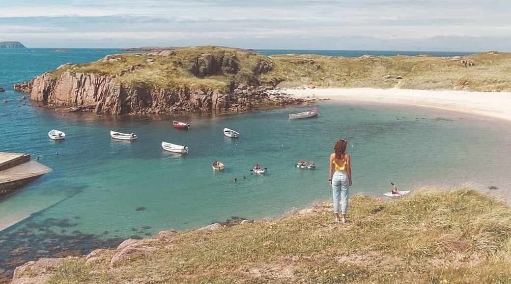Best stop during a summer road trip in Donegal.
To reach this beach, drive past the airport, turn left at the sign for "Trà" and then left again from the northern edge of Carnboy Lough. The beach is just south of the small pier.
#donegal #ireland #roadtrip #beach