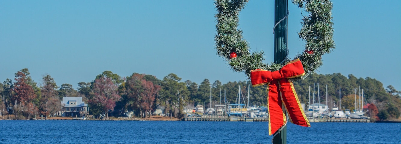 Christmas Wreath hanging from a light post in Union Point Park, New Bern, Craven County, North Carolina