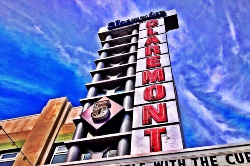 Un edificio con un cartel que dice "CAREMONT" y "5".