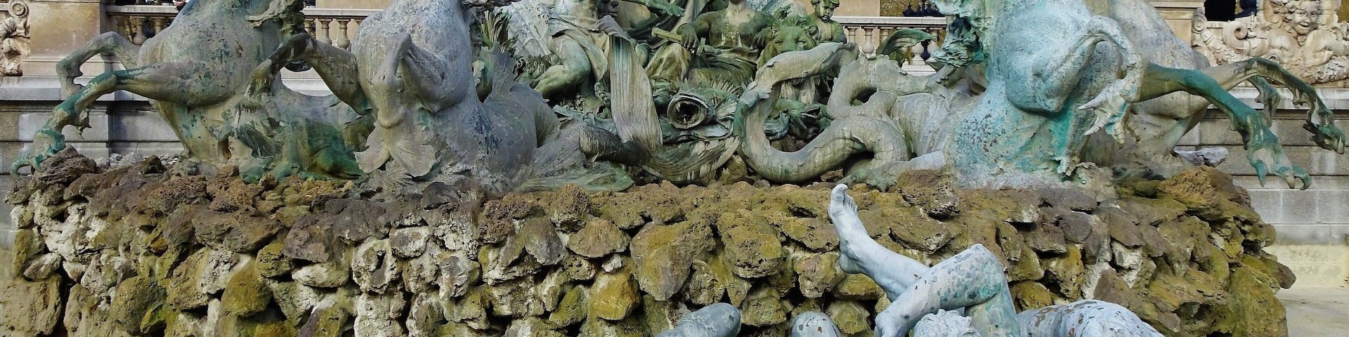 ‘Le Monument aux Girondins’ was built as a memorial to the Girondists, local politicians murdered during the French revolution (1793). Depicting a Statue of Liberty standing atop a large pillar and flanked by two pools containing spectacular statues, Le Monument aux Girondins is a striking memorial to the Reign of Terror.
In 1943 the entire monument was dismantled in order to melt the statues for their 52-tons of bronze. But luckily all statues were found undamaged in the city of Angers at the Liberation in October 1944. #History