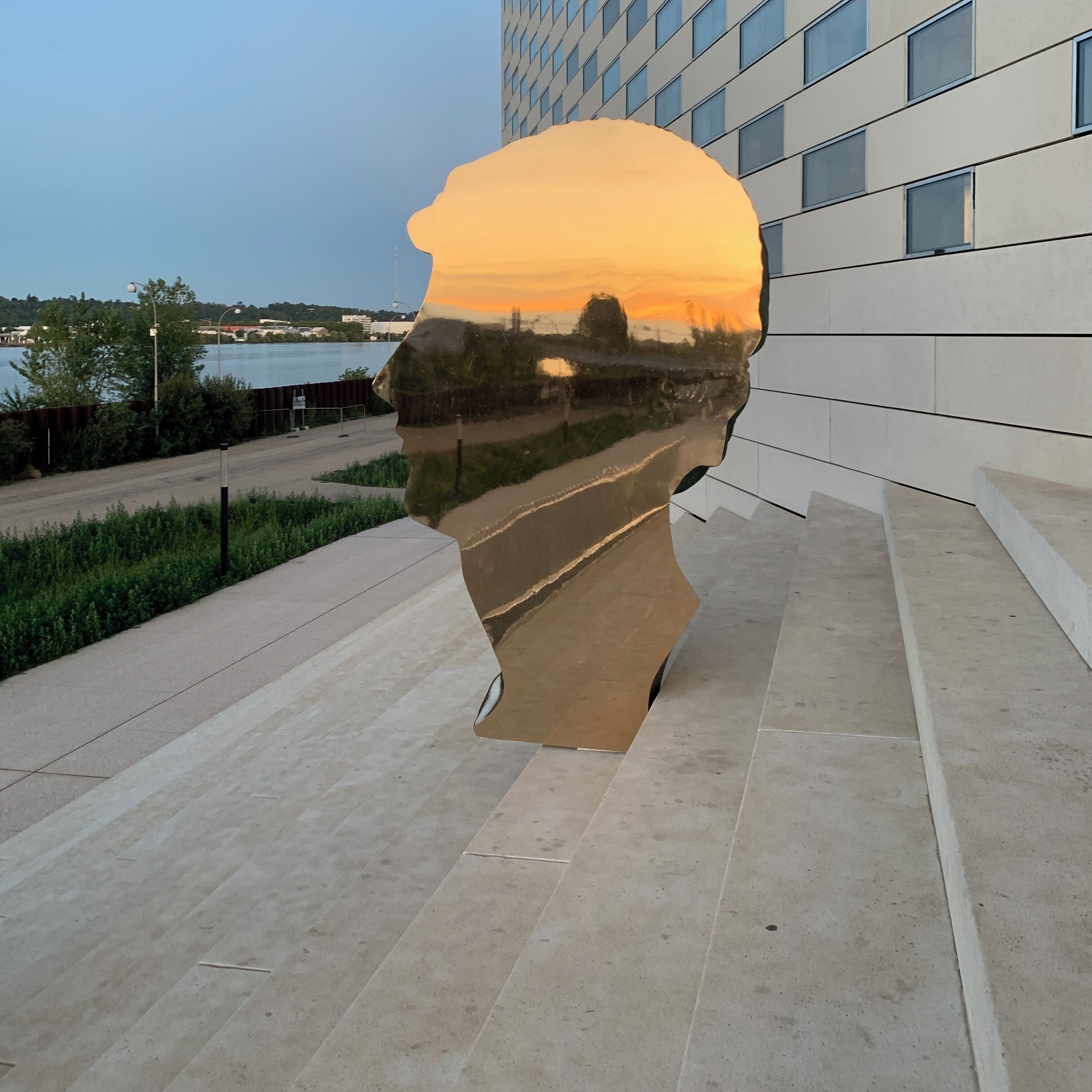 Hidden behind the striking facade of the Maison de l'Economie Creative et de la Culture (MeCa) in Bordeaux, you can find this statue - 'Un detail' by Benoit Marie. This tranquil spot is perfect to enjoy the sunset overlooking the Garonne river #LifeAtExpedia #Bordeaux # MeCa #reflections