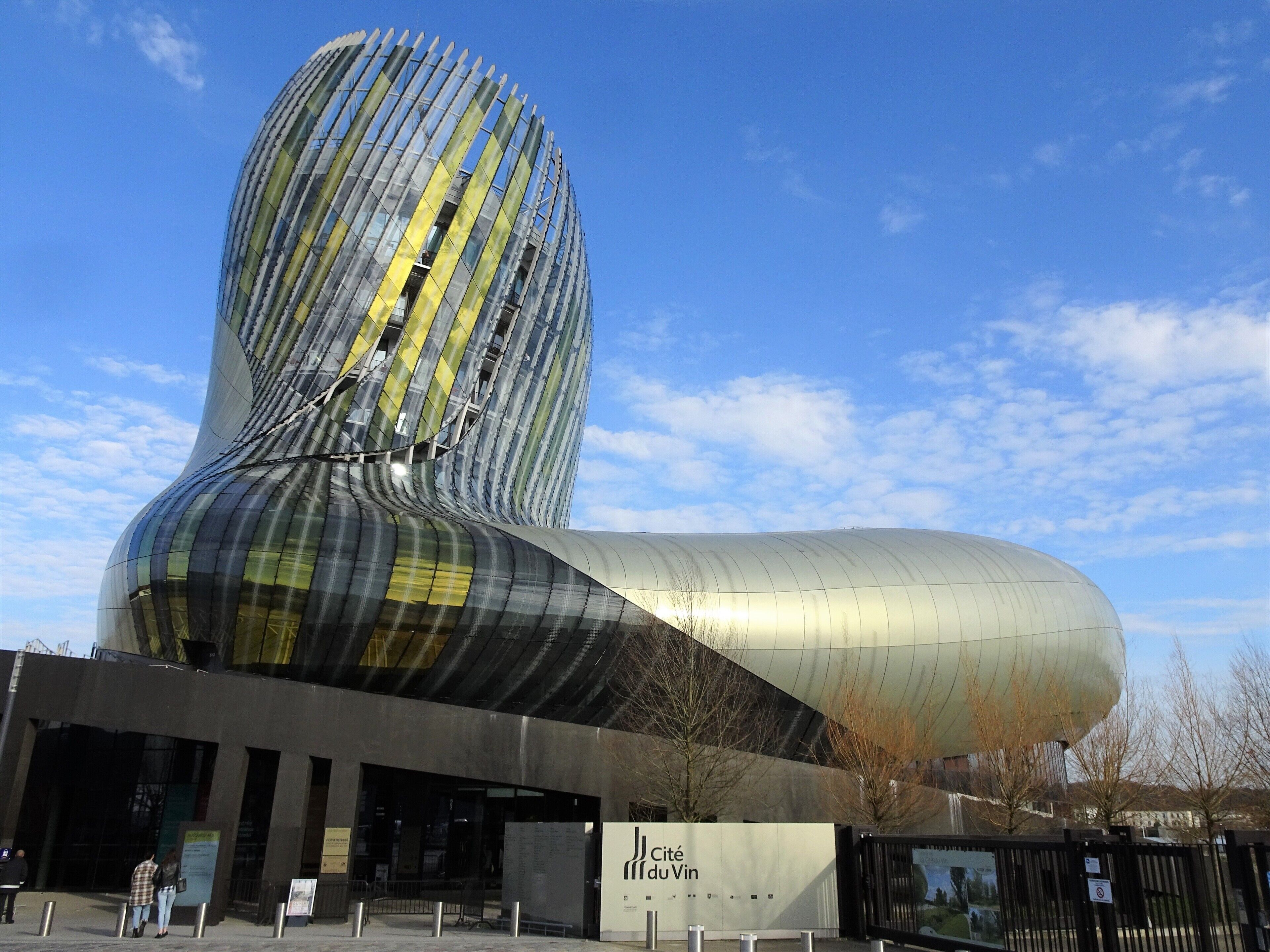 Un edificio de diseño arquitectónico moderno con líneas curvas y superficies reflectantes.
