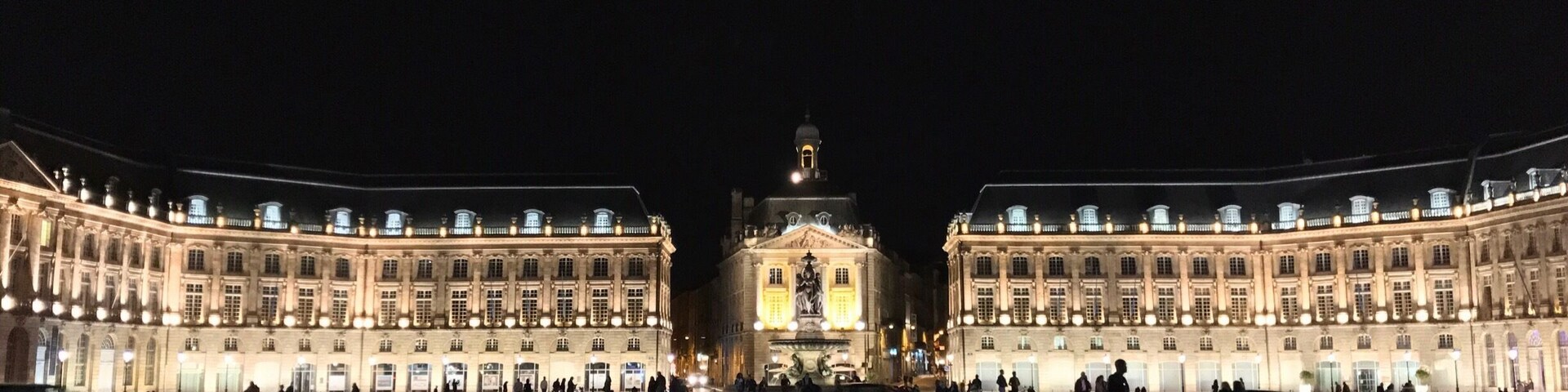 When it comes the night, Place de la Bourse in Bordeaux becomes a totally different place. A lot of people were standing there for minutes just to watch this magnificent square with his lights reflecting by the water mirror. (Bordeaux, France) đ«đ·