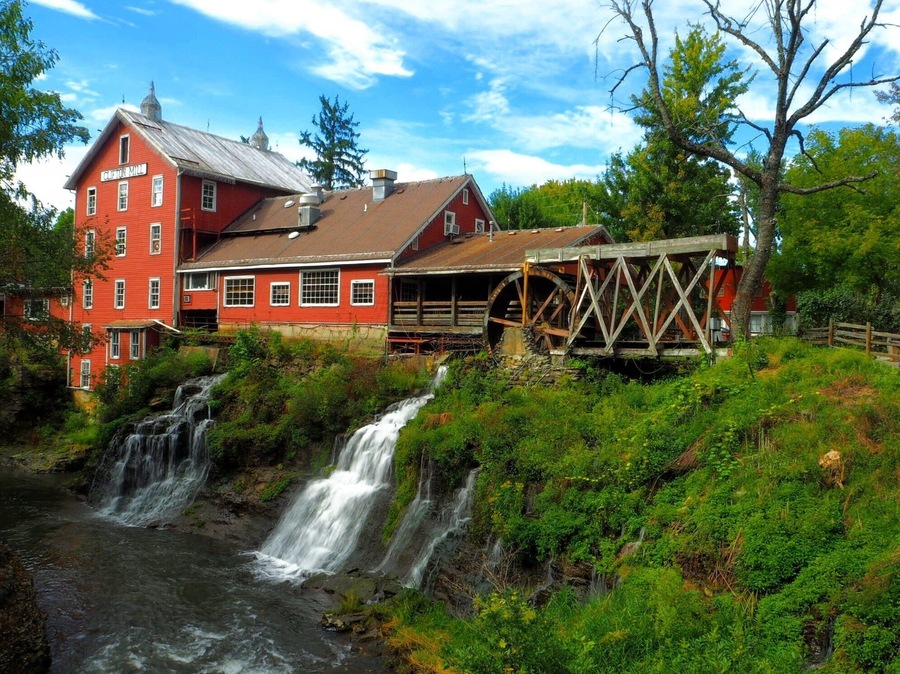 After hiking through the area's many parks and preserves (Johns Bryan, Glen Helen and Clifton Gorge), a quick stop to see some waterfall action is the Historic Clifton Mill.
Clifton Mill is one of the largest water powered grist mills still in existence. There's been a mill on this location since the early 1800's. Today, the mill also boasts a holiday light display with over 3.5 million lights illuminating the mill, the gorge, the riverbanks, trees and bridges.
#GreatOutdoors