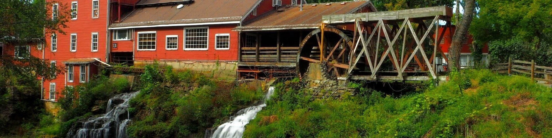 After hiking through the area's many parks and preserves (Johns Bryan, Glen Helen and Clifton Gorge), a quick stop to see some waterfall action is the Historic Clifton Mill.
Clifton Mill is one of the largest water powered grist mills still in existence. There's been a mill on this location since the early 1800's. Today, the mill also boasts a holiday light display with over 3.5 million lights illuminating the mill, the gorge, the riverbanks, trees and bridges.
#GreatOutdoors