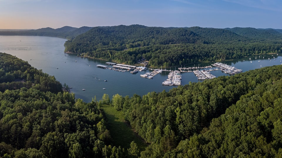 Drone view of Cave run lake marina and the hills of northeastern Kentucky. It is located on the Cumberland Ranger District of the Daniel Boone National Forest.
