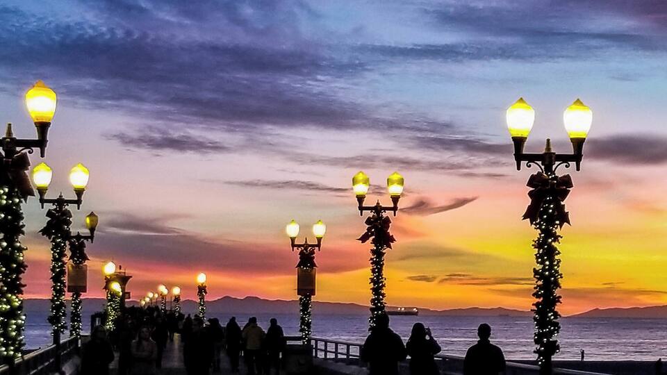 The walk down the Seal Beach boardwalk just before Christmas did not disappoint. The sunsets are just as beautiful in December as any other month and the Christmas lights come on just before dusk to add to the beautiful purple, orange, yellow, and red hues over the Pacific Ocean. #LifeAtExpedia #Nature