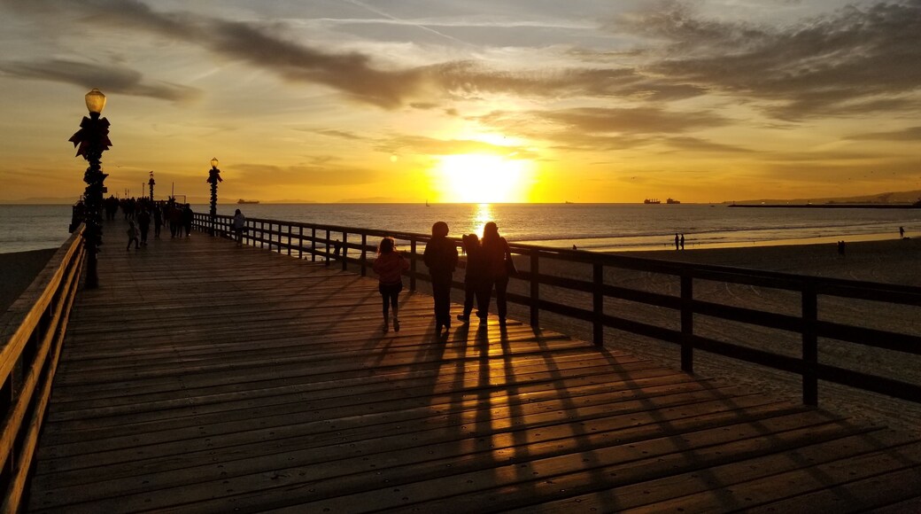 Even during in December, sunsets on the beach are beautiful. The beach communities in Southern California decorate the boardwalks with wreaths and lights, but it definitely doesn't look like winter here. #LifeAtExpedia #Nature