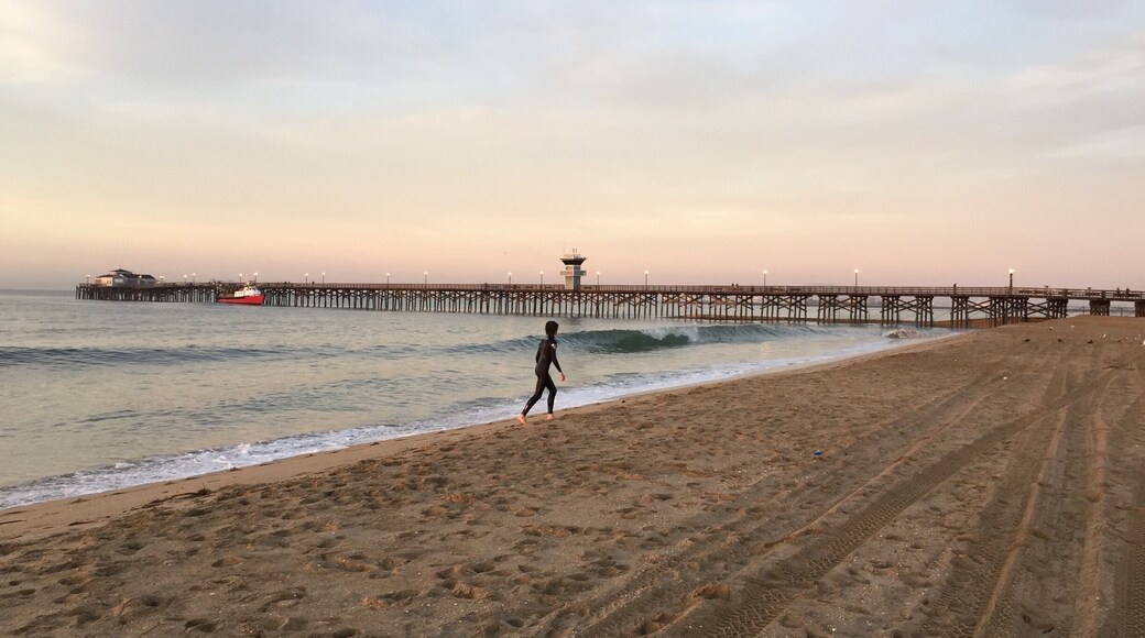 A great place to Skimboard or surf at. Great winter beach that takes in the WNW and NW swells. Showers are available and is close to the town and PCH.