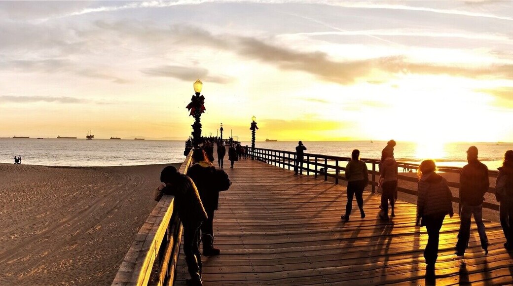 Besides the wreaths and garland on the light poles, you would never imagine this is the week before Christmas. This is a good view of Seal Beach near the pier. #LifeAtExpedia #Nature