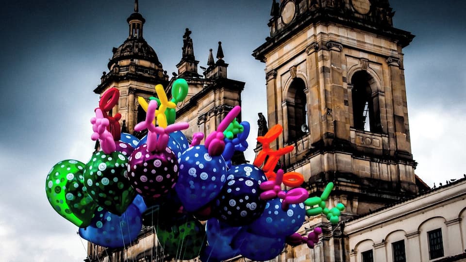 Bogotá es una ciudad hermosa, alegre, pero que guarda sus secretos pesares. Bogotá is a beautiful city, joyful; however, it keeps its secret sadness.
This is La Plaza Bolívar, for me one of the treasure of the city.