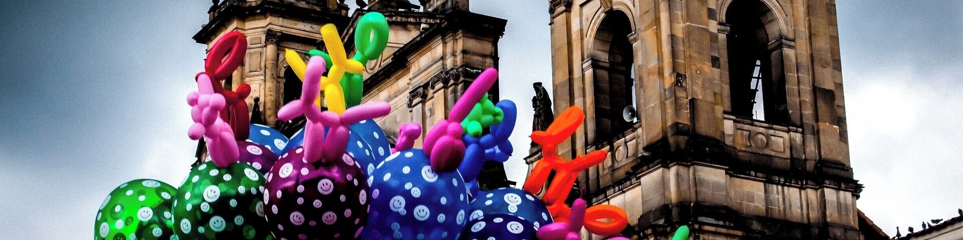 Bogotá es una ciudad hermosa, alegre, pero que guarda sus secretos pesares. Bogotá is a beautiful city, joyful; however, it keeps its secret sadness.
This is La Plaza Bolívar, for me one of the treasure of the city.