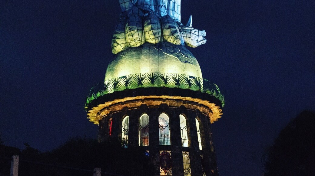 En la capital de Ecuador, la virgen del panecillo adorna la ciudad, puede visitarse como un mirador en el día y en la noche.