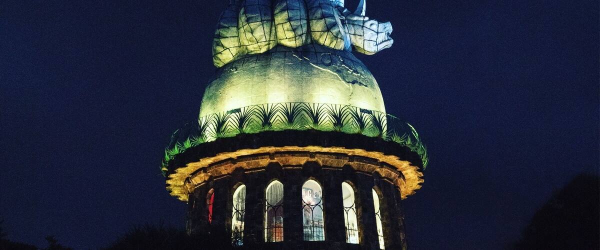 En la capital de Ecuador, la virgen del panecillo adorna la ciudad, puede visitarse como un mirador en el día y en la noche.