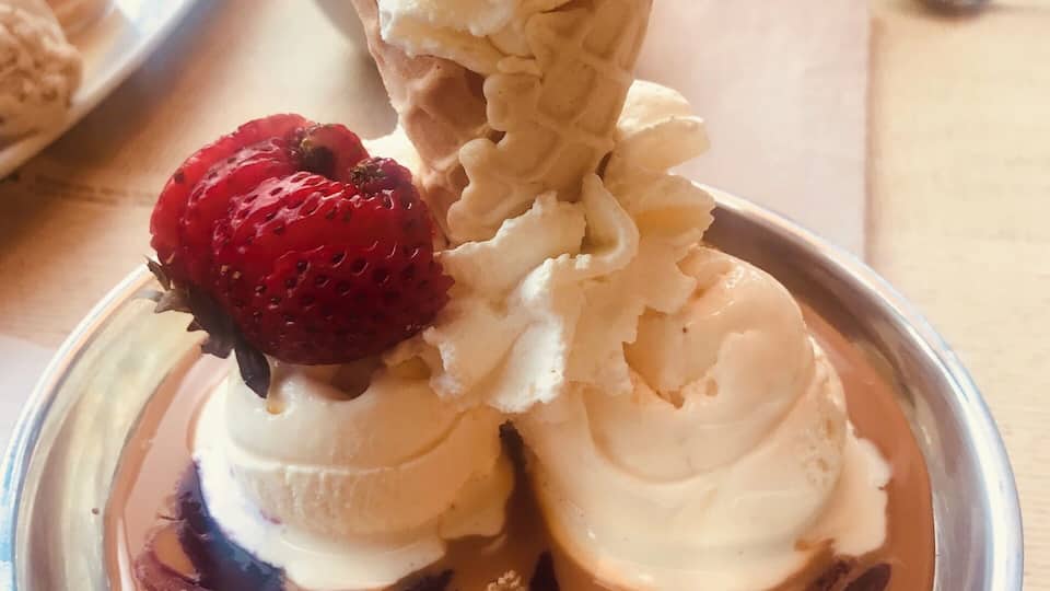 Is not an easy task to choose an ice cream from the crepes & waffles menu... It’s like looking at art! #Trovember #bogota #crepes&waffles #icecream