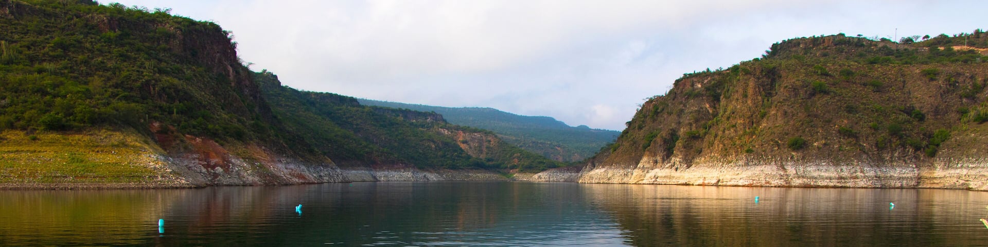 Perspectiva de Cañón del Infiernillo, desde la isla de Tziabanzá, presa de Zimapán, 23 kilómetros de largo y converge con los ríos, San Juan, Tula y Moctezuma entre el estado de Querétaro e Hidalgo