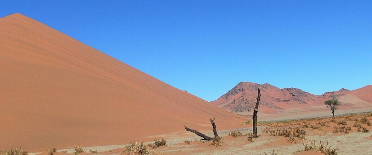 The dunes, some of the tallest in the world, are impressive and the feelings being among these silent giant red sand dunes are awe and humility. It is like entered another world.
