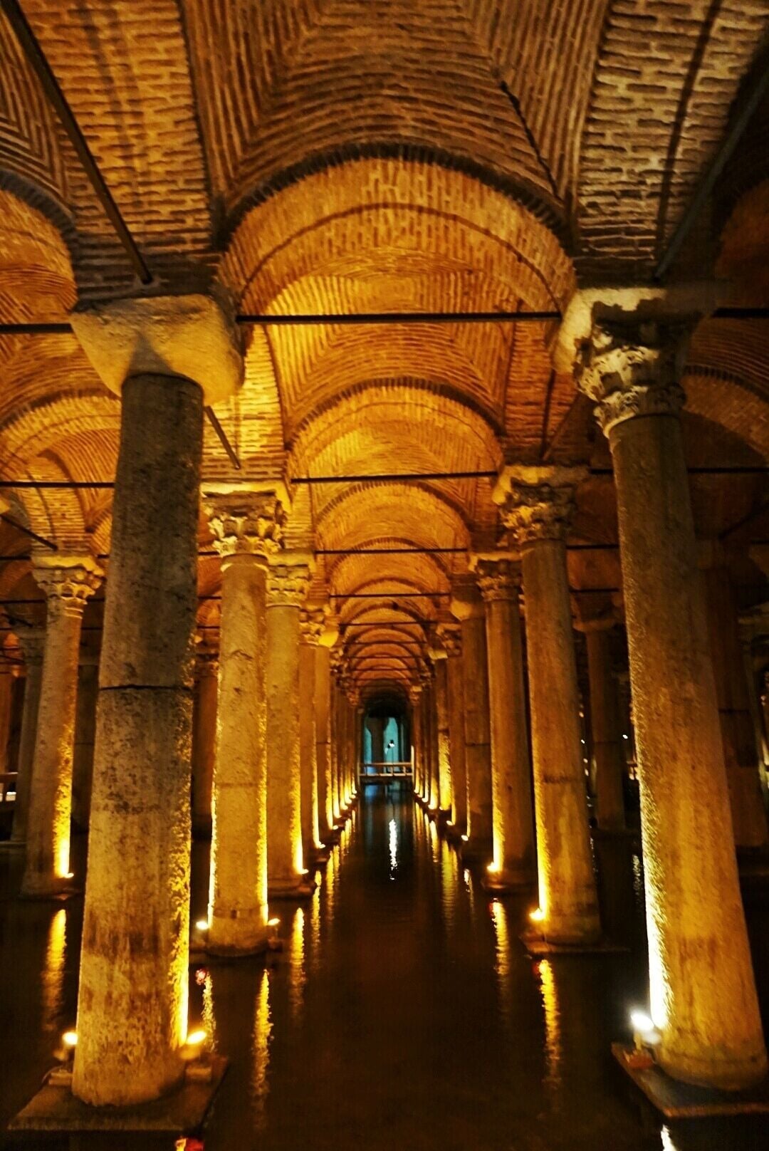 Un intérieur vaste et lumineux, agrémenté d’une série d’arches et de colonnes.