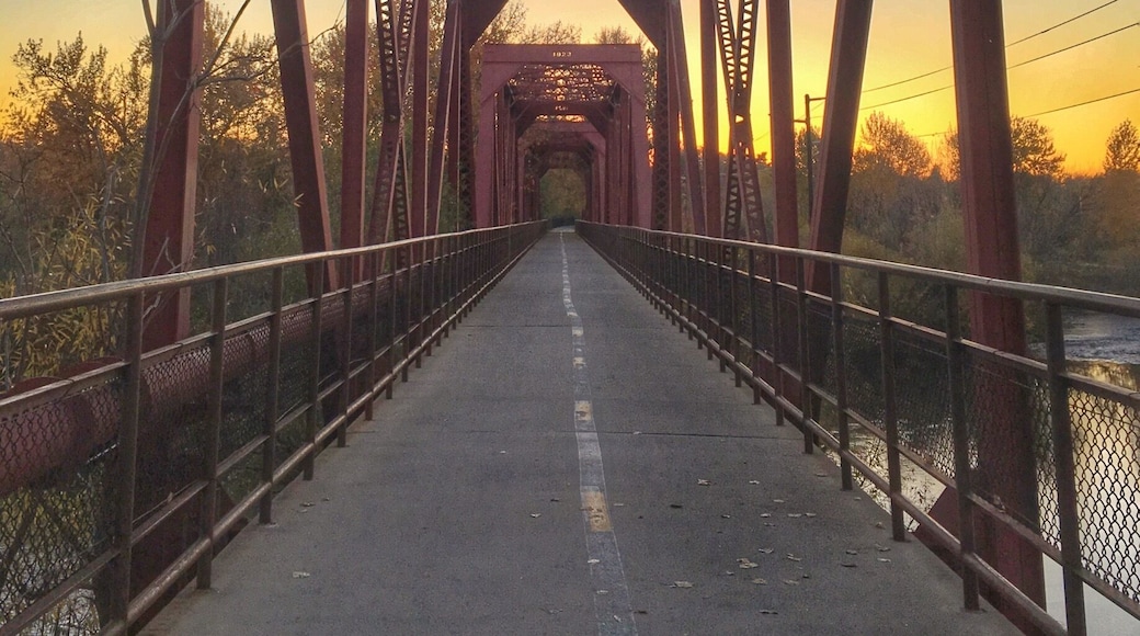 Amazing bike trail! The river views and spectacular. Great place to bring a picnic and relax.