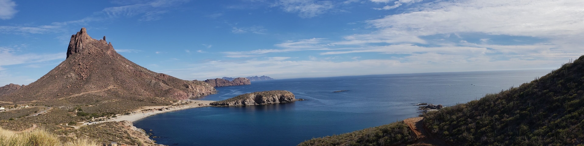 Vista del cerro del Tetakawi y el mar en San Carlos Guaymas, Sonora, México