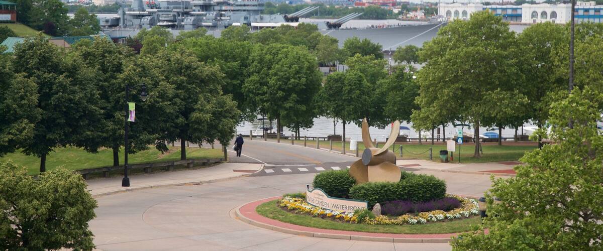 Camden toont bloemen, militaire voorwerpen en een jachthaven