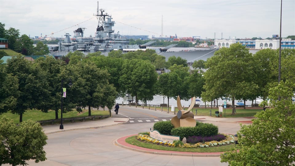 Camden fasiliteter samt marina, utendørs kunst og militærelementer