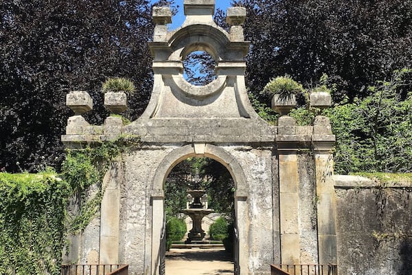 Enter my world.
A visit to the Botanic Garden is like traveling around the planet earth without leaving the city. The plant collections which occupy every corner of the Garden take us on a journey to distinct latitudes and regions of the world, thus transforming the Garden into a living museum.
Located in the heart of the city of Coimbra since 1772, when it was founded by the then prime-minister Sebastião José de Carvalho e Melo (Marquis of Pombal), the Botanic Garden covers a total area of more than 13 ha, most of which donated by Benedict monks.