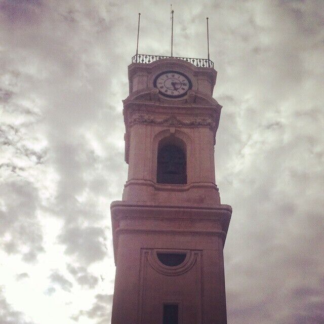 A torre da Universidade de Coimbra, cujo sino é conhecido entre os estudantes por "Cabra", foi construída entre 1728 e 1733.