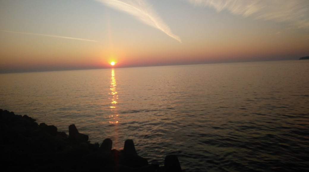 It was my first day in Mumbai. Welcomed by this beautiful sunset.
#BeachTips